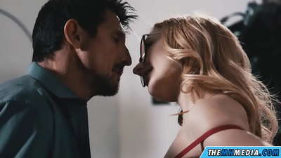 浪漫的性爱与一个放荡的金发女郎